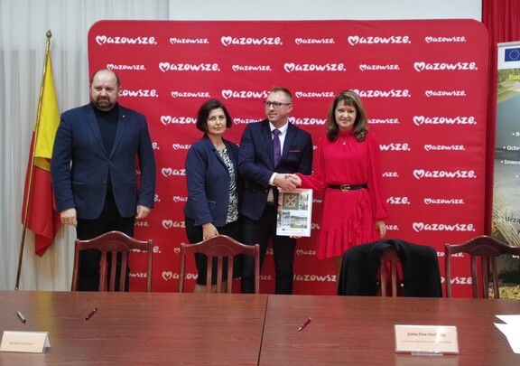 Orzełowska i dyrektor Rybicki pozują do zdjęcia z dwoma sygnatariuszami umowy