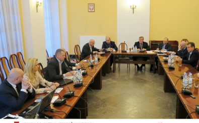 Członkowie komisji siedzą przy stole w sali konferencyjnej Sejmiku Województwa Mazowieckiego