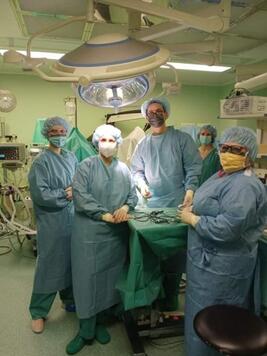 Zespół Oddziału Otolaryngologii szpitala bródnowskiego podczas zabiegu.
