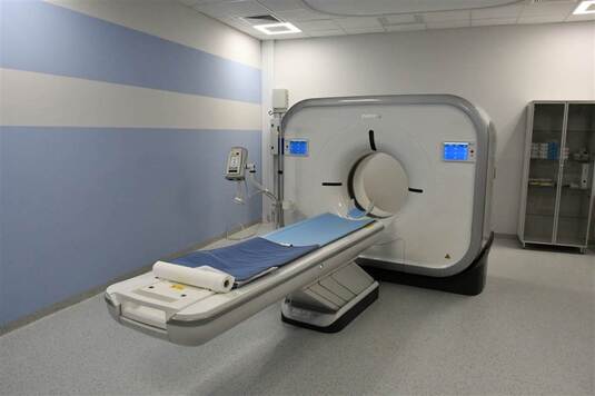 Urządzenie do tomografii ustawione w sali szpitalnej