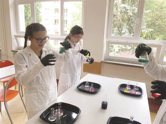 Dwie uczennice uczestniczą w warsztatach chemicznych