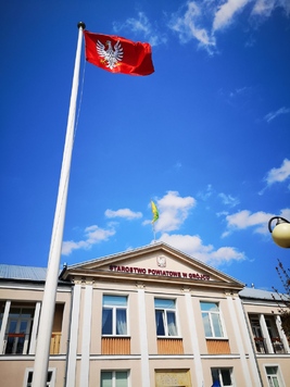 Front zabytkowego budynku starostwa. Przed budynkiem powiewa flaga Mazowsza