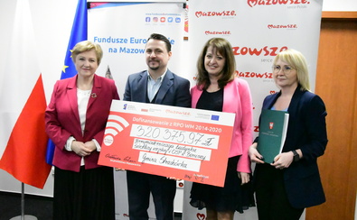 Elżbieta Lanc i Janina Ewa Orzełowska z beneficjentami