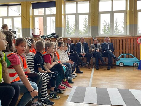 Marszałek Struzik i wicemarszałek Rajkowski na sali gimnastycznej z dziećmi