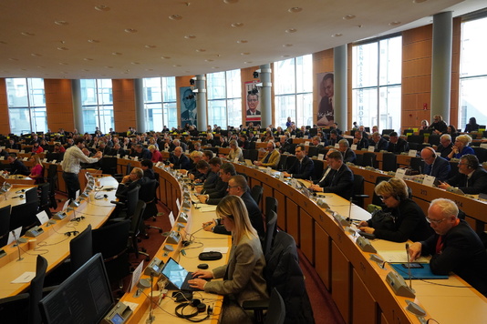 Wypełniona sala obrad komisji UE