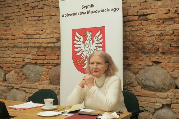 Obrady prowadzi przewodnicząca komisji Jadwiga Zakrzewska