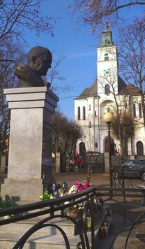 Pomnik Jana Pawła II i kościół w Zielonce