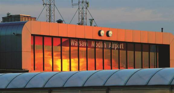 Widok na budynek lotniska Warszawa Modlin.