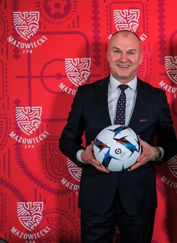 Slawomir Pietrzyk, prezes Mazowieckiego Związku Piłki Nożnej z piłką w ręku