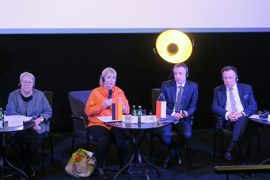Przewodnicząca Ulrike Liedtke mówi do mikrofonu