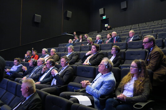 Na widowni kina Praha siedzą członkowie delegacji Brandenburgii i przedstawiciele Sejmiku Województwa Mazowieckiego.