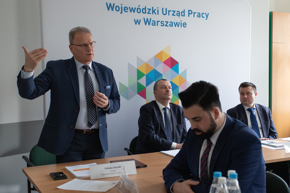Dyrektor WUP Tomasz Sieradz przemawia do uczestników wydarzenia