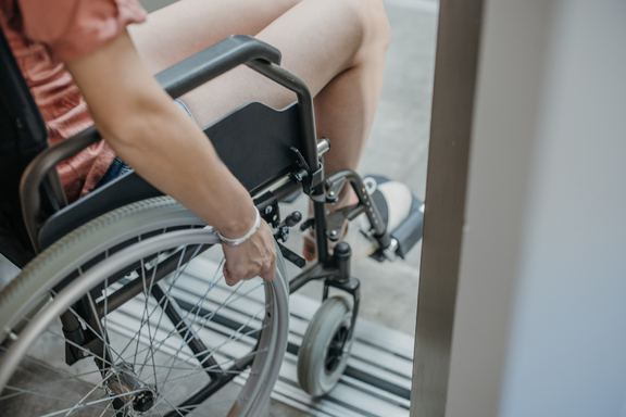 kobieta na wózku inwalidzkim