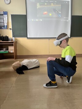 Chłopiec w okularach VR. Obok leży fantom