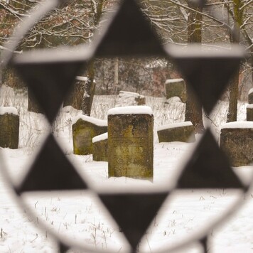 Cmentarz żydowski z macewami o gwiazdą Dawida