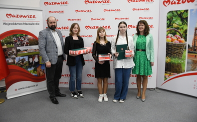 Członek zarządu Janina Ewa Orzełowska oraz dyrektor Rybicki z laureatkami konkursu