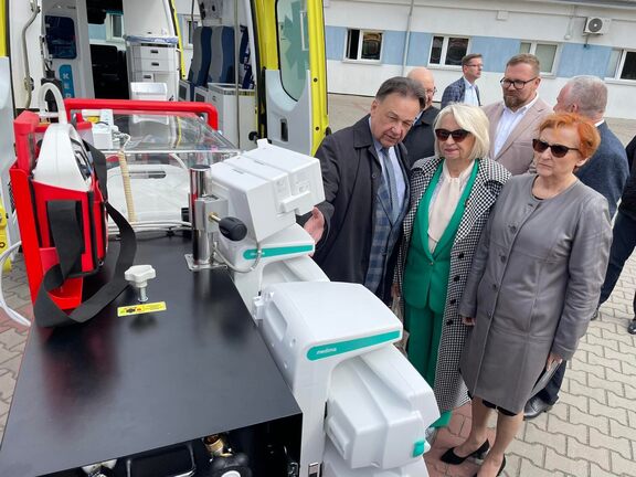 Przedstawiciele samorządu Mazowsza oglądają wyposażenie nowego ambulansu
