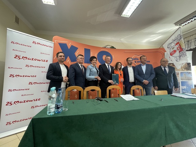 Przedstawiciele szkoły, miasta Radom i województwa mazowieckiego po podpisaniu umowy