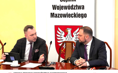 Przewodniczący komisji Konrad Wojnarowski oraz radny Bartosz Wiśniewski