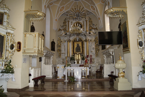 Wnętrze kościoła, widok ołtarz główny