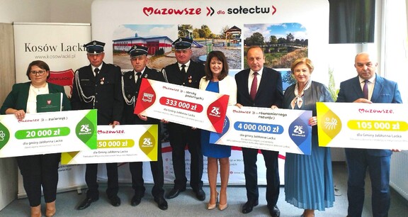Umowy na inwestycje podpisali przedstawiciele samorządu Mazowsza i beneficjenci z powiatów sokołowskiego i węgrowskigo