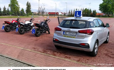 Plac manewrowy oraz samochód i 2 motocykle do szkolenia kierowców.