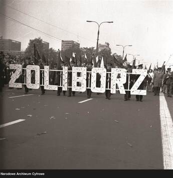 delegacja dzielnicy Żoliborz niesie przed sobą wielkie litery z nazwą dzielnicy
