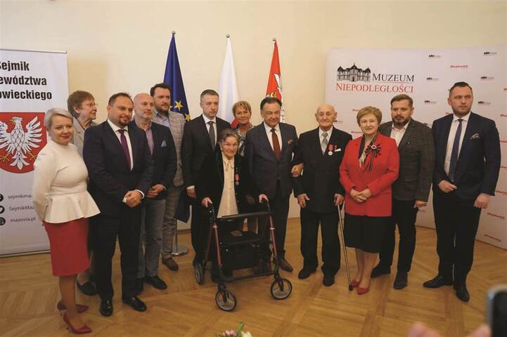 Radni województwa pozują do zdjęcia z odznaczonymi medalami "Zasłużony dla Mazowsza"