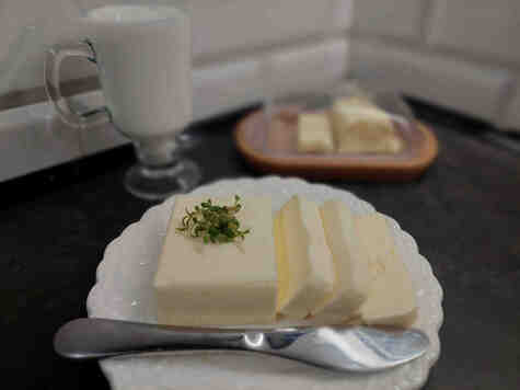 Pokrojona kostka masła na talerzu