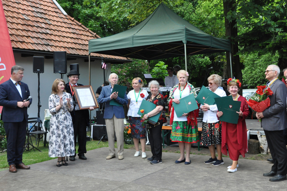 Działacze Towarzystwa Przyjaciół Brwinowa wyróżnieni dyplomami uznania z okazji dekady działalności
