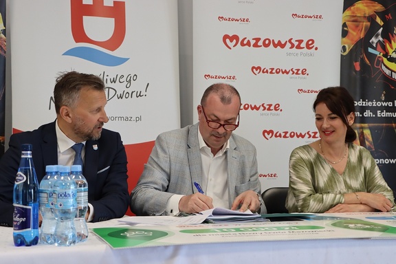 podpisanie umów w Nowym Dworze Mazowieckim na inwestycje ze wsparciem z budżetu województwa