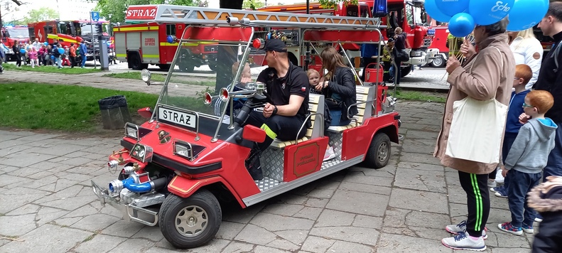 Wóz strażacki typu meleks z pasażerami 