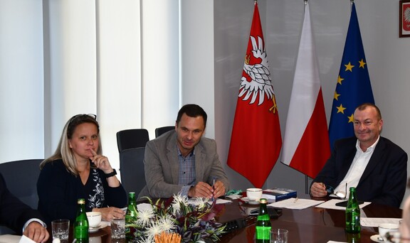 Wicemarszałek Wiesław Raboszuk, dyrektor Marcin Wajda i zastępca dyrektora RF Aleksandra Szwed przy stole obrad