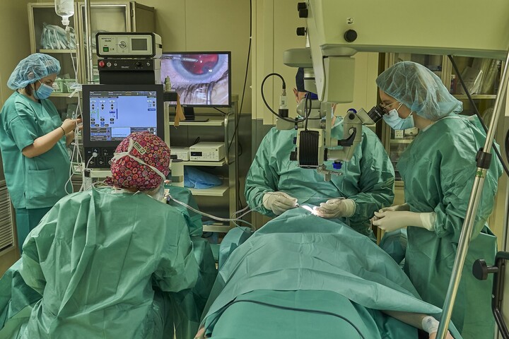 Sala operacyjna i lekarz podczas pracy