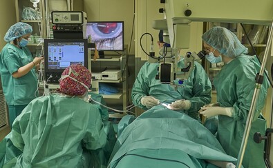 Sala operacyjna i lekarz podczas pracy