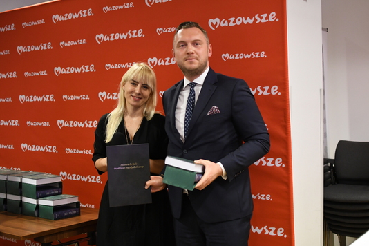 Dyrektor Sara Michalska z radnym Konradem Wojnarowskim