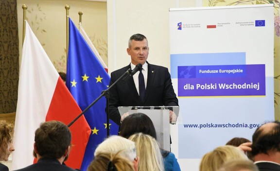 Wicemarszałek województwa mazowieckiego Rafał Rajkowski w trakcie przemówienia.