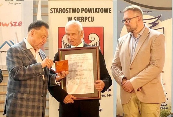 medal pamiątkowy dla Kazimierza Czermińskiego wręcza marszałek Adam Struzik