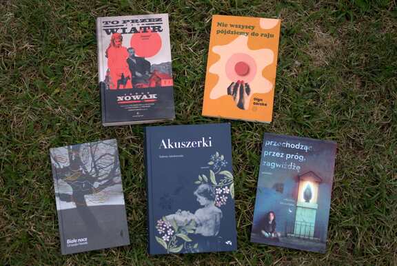 Pięć nominowanych książek rozłożone na trawie