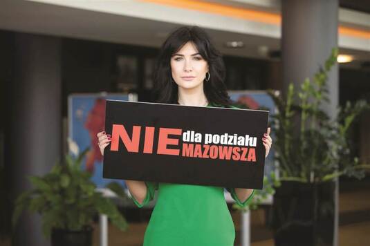 Miss Polski Ewa Mielnicka-Cekała trzyma tabliczkę 