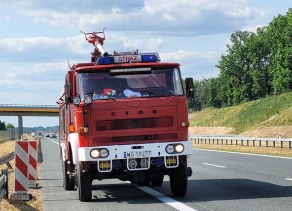 samochód ratowniczo-gaśniczy OSP Sulbiny w drodze na akcję ratowniczą
