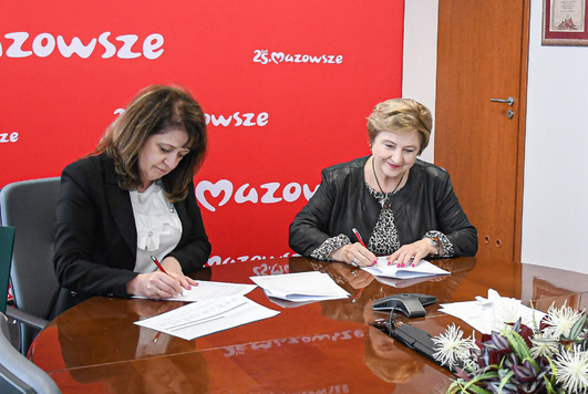 Członkinie zarządu Janina Ewa Orzełowska i Elżbieta Lanc podpisują umowę