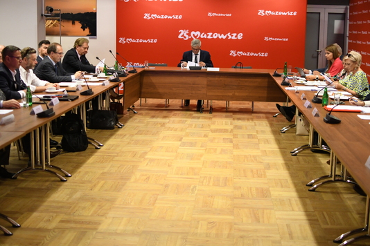 członkowie Wojewódzkiej Rady Dialogu Społecznego w województwie mazowieckim podczas obrad 