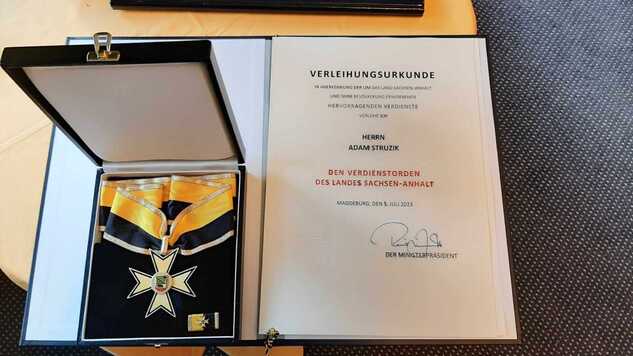 dyplom z wypisanymi zasługami marszałka Adama Struzika