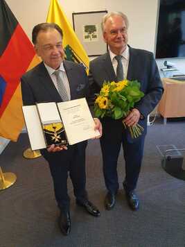 Premier Saksonii-Anhalt wręcza marszałkowi Order Zasługi