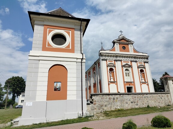 wyremontowana dzwonnica kościoła w Niwiskach.