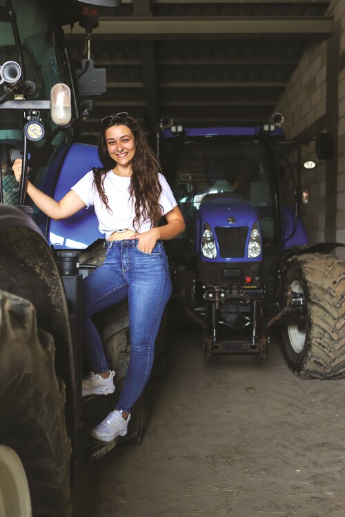 Renata Drogosz wsiada na traktor