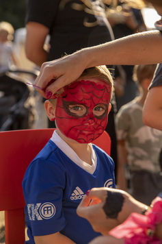 chłopiec z pomalowaną twarzą na Spidermana