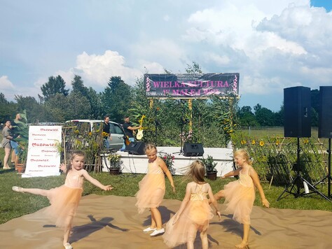 Dziecięca grupa taneczna podczas występu 