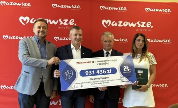 Umowy na realizację inwestycji podpisali wicemarszałek Rafał Rajkowski i wójt gminy Zakrzew Leszek Margas
